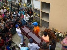 En el cementerio municipal de Santa Catarina Pinula se enterraron los cuerpos de un adulto y un niño. EFE / E. Biba