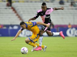 Zorros y Tigres se miden en la cancha del Estadio Jalisco. AFP / H. Guerrero