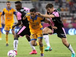 Aquino (centro) dice que era prioritario sacar los tres puntos ante Atlas. EFE / U. Ruiz