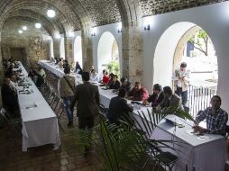 El gobernador atendía de 50 a 55 personas por día en el Patio de los Naranjos del Instituto Cultural Cabañas. EL INFORMADOR / ARCHIVO