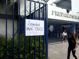 Los estudiantes pusieron mantas para pedir que refuercen la seguridad en la zona de la prepa. EL INFORMADOR / M. Vargas