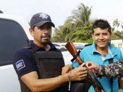 Cemeí Verdía Zepeda (d) estaba acusado del delito de robo calificado en agravio del Ayuntamiento de Aquila, Michoacán. TWITTER / @ValorMichoacan