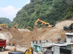 Los trabajos de búsqueda se han complicado porque el lodo continúa deslizándose por la ladera de la montaña. NTX / P. Palomo