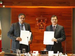 Bravo Padilla (i) resalta que el patrimonio de la UdeG incrementa en más de 566 mil metros cuadrados. TWITTER / @tonatiuhbp