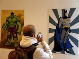 El rostro de Vladimir Putin sobre el cuerpo de Batman maravilló a este asistente. EFE / M. Shipenkov