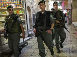 La policía israelí realiza evaluaciones de seguridad y vigila de cerca los barrios árabes. EFE / J. Hollander