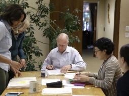 El gobernador de California, Jerry Brown, firma un trío de proyectos de ley para el uso de mariguana medicinal. AP / R. Pedroncelli