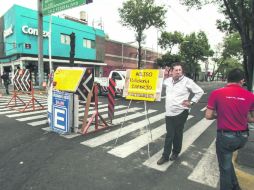 Locatarios tuvieron que salir a Federalismo para decirles a sus clientes cómo llegar a sus negocios. EL INFORMADOR / R. Tamayo