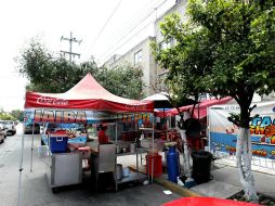 Puesto semifijo ocupa la banqueta y parte de la vía para autos en el cruce Cipriano Campos y Manuel Rivas Cambas. EL INFORMADOR / P. Franco