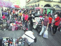 El Centro Histórico de la Perla Tapatía se convirtió prácticamente en un gran centro de ventas informales. EL INFORMADOR / M. Vargas