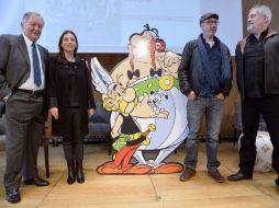 Anne Goscinny, Albert Uderzo, Didier Conrad (dibujante) y Jean- Yves Ferri (guión) posan en la foto junto al emblemático personaje. AFP / B. Guay