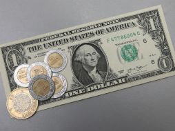 En categoría interbancaria, el peso se despreció al cerrar en 16.46 unidades por dólar, contrario a las 16.43 de la jornada anterior. NTX / ARCHIVO