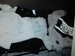 En una de las fincas había camisas y chalecos con la leyenda de la Policía Federal. ESPECIAL / Fiscalía