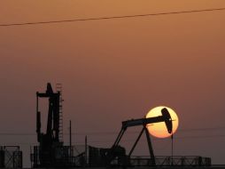 Para lo que resta de 2015, la AIE aumentó la demanda en 1.8 millones de barriles diarios. AP / ARCHIVO