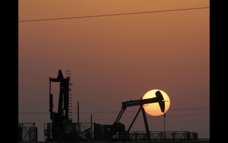 Para lo que resta de 2015, la AIE aumentó la demanda en 1.8 millones de barriles diarios. AP / ARCHIVO