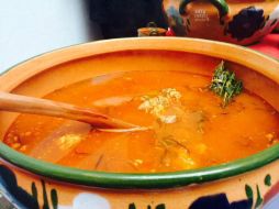 Sin embargo, la base son distintos chiles, con diferentes especias y verdura, todo esto que acompaña al sabor de la cadera de chivo. TWITTER / @STyDE_GobOax