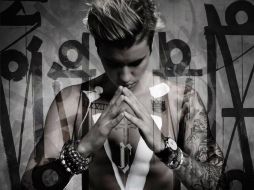 Lo que causó molestia fue que apareciera 'topless' en la portada del disco y que se pueden ver su tatuaje de cruz. TWITTER / @justinbieber