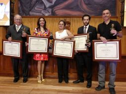 En la imagen los cinco galardonados con la presea Irene Robledo. EL INFORMADOR / A. Camacho
