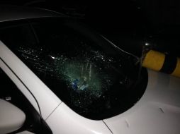 Los sujetos destruyeron con tubos los vidrios del coche Uber, además de lastimar al conductor. FACEBOOK / Especial