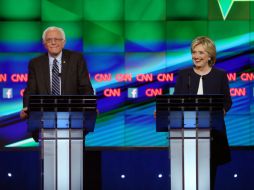 Clinton lidera las encuestas nacionales, pero va por detrás de Sanders en New Hampshire y su ventaja es modesta en Iowa. AFP / J. Raedle