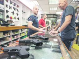 'Defensa personal'. Clientes se informan sobre los productos de una tienda de armas de fuego en Tel Aviv. AFP /