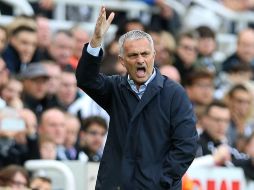 Mourinho dijo que los árbitros tienen miedo a pitar a favor de Chelsea. AFP / ARCHIVO