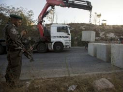 Una de las grúas instala los bloques de concreto en las afueras de los barrios palestinos. AP / S. Scheiner