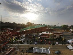 Bomberos y paramédicos tratan de sacar entre los amasijos de hierro a los peatones atrapados. EFE / K. Ludbrook