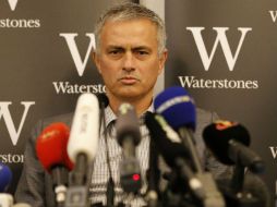 Mourinho se enojó luego que el árbitro Robert Madley no concediera un penal a favor de su equipo. AP / F. Augstein