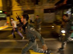 Las fuerzas israelíes fueron desplegadas masivamente en Jerusalén este jueves; los judíos se arman con lo que encuentran. AP / ARCHIVO