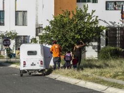 Familia que habita en el Fraccionamiento Chulavista, en Tlajomulco, llega a la puerta de su casa gracias al servicio de un mototaxi. EL INFORMADOR / R. Tamayo