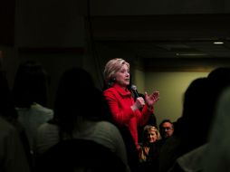 Clinton dijo que la retórica antiinmigrante de Trump tiene motivaciones políticas y apela a 'los peores instintos' de las personas. EFE / C.J. Gunther