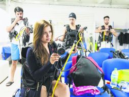 Antes de certificarse como buzo hay que aprender un poco de teoría, después conocer el equipo para más tarde sumergirse en la aventura. EL INFORMADOR / F. Atilano