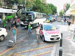 Un vehículo se estaciona sobre la calle Corona para descargar mercancía sobre el espacio destinado a los bomberos. EL INFORMADOR / P. Franco