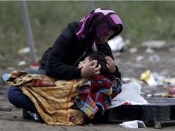 Los migrantes llevan niños consigo; un bebé murió durante una operación de rescate en la isla de Lesbos. AP / B. Grdanoski