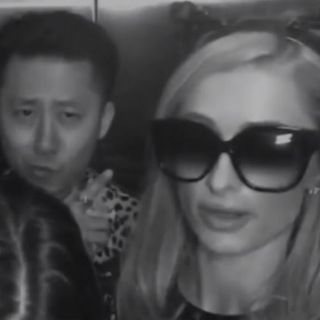 Paris Hilton entra en pánico al quedar atrapada en elevador