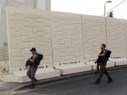La policía erigió una barrera para separar los barrios judios y árabes en Jerusalén oriental. AP / M. Illean