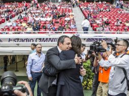 Marini y Almeyda se saludaron efusivamente antes de iniciar el partido. EL INFORMADOR / R. Tamayo