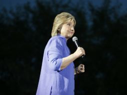 La popularidad de Clinton se vio afectada tras un escándalo por el uso de un servidor privado para recibir correos. AP / ARCHIVO