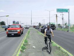 Movilidad. Un hombre usa el camellón como ciclovía. EL INFORMADOR / R. Tamayo