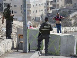 Un guardia israelí registra a un palestino debido a los frecuentes ataques con arma blanca que se han registrado. AP / A. Schalit