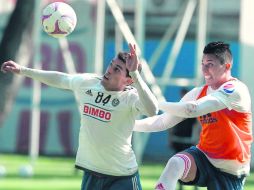 Carlos Salcedo (derecha) comenta que ganar el Clásico les redituaría en varios frentes. EL INFORMADOR / CORTESÍA CHIVAS