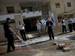 Un israelí realiza la limpieza del lugar donde, pocas horas antes, se produjo un apuñalamiento. AP / O. Bality