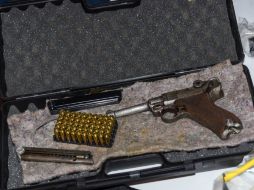La policía logra confiscar un arma de fuego, municiones, varios kilos de poderosos petardos, bates de béisbol y cuchillos. AP / N. Armer