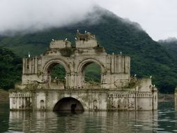 Más de la mitad de la iglesia, emergió en las últimas semanas tras una sequía en la presa. AFP / ARCHIVO