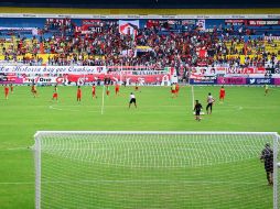 Los aficionados del Atlas apoyan a su equipo durante un entrenamiento en el Estadio Jalisco. MEXSPORT /