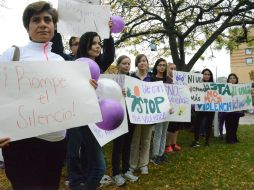 La mujeres se agruparon detrás de pancartas con consignas como 'Rompe el silencio' y 'Podemos parar la violencia'. EFE / E. García