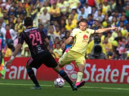 Michael Arroyo busca quitarse la marca de un elemento del Querétaro. MEXSPORT / B. Maldonado