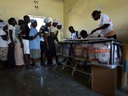 Miles de haitianos acudieron este domingo a las urnas para renovar los cargos políticos. AFP / H. Retamal