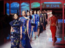 Todas las vestimentas fueron influenciadas por el 'qipao' y los trajes Mao para los hombres. AFP /